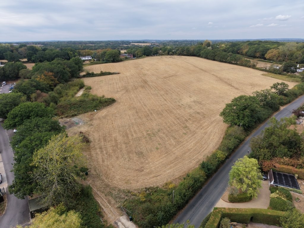 Lot: 43 - LAND WITH PLANNING FOR OVER 50,000 SQUARE FEET OF COMMERCIAL SPACE - Aerial view of plot
